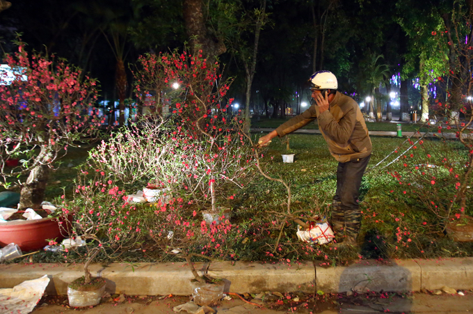 Những người mưu sinh trên phố Hà Nội chiều tối 30 Tết